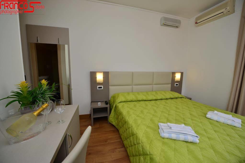 Hotel Bella Peschiera Песк'єра-дель-Гарда Екстер'єр фото